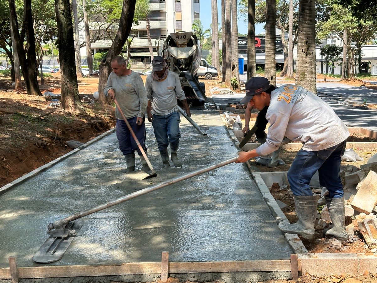 Revitalização da Praça Caetano Cecchino avança com concretagem do piso