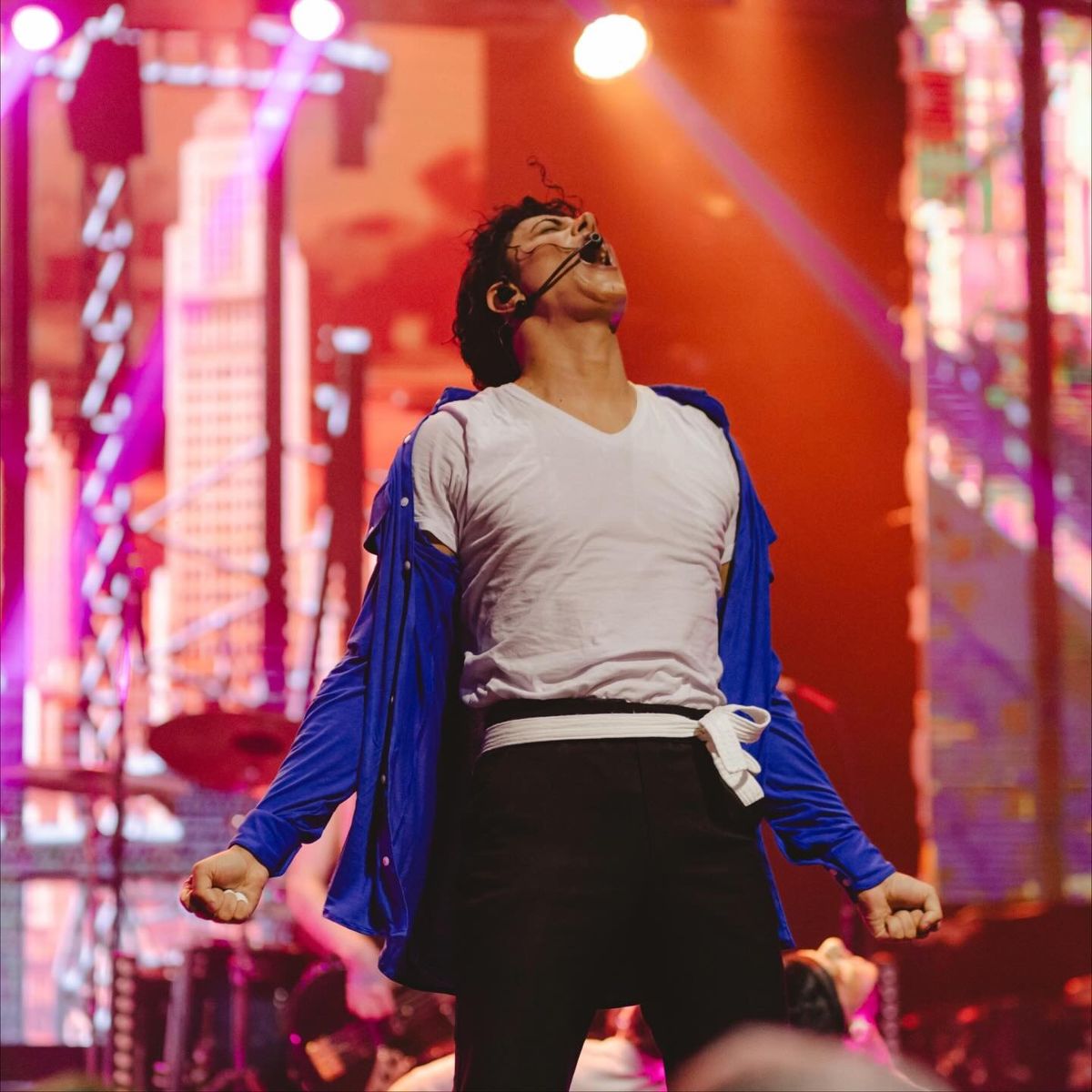 Teatro Municipal de Americana recebe Tributo ao Rei do Pop com Rodrigo Teaser neste sábado