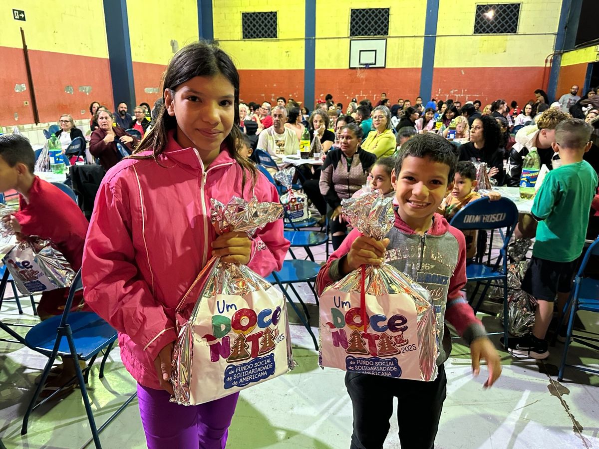 “Um Doce Natal”: Fundo Social de Americana entrega panetones e bombons a crianças