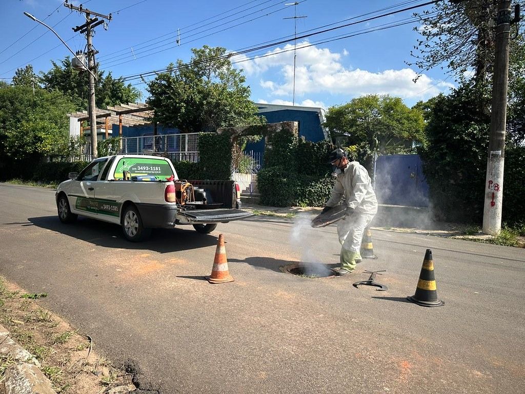 DAE realiza desinsetização na rede de esgoto da região da Praia Azul