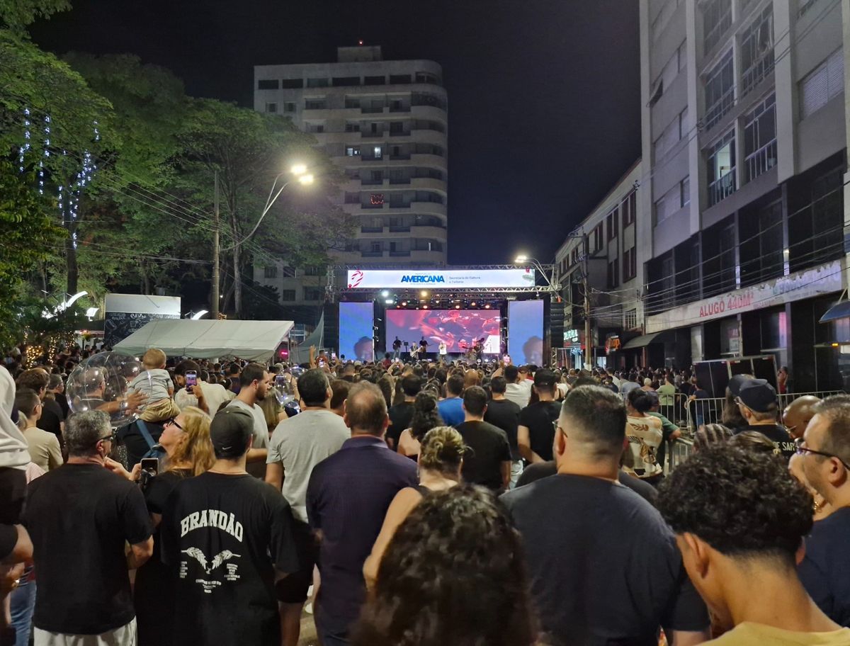 Rosa de Saron emociona público na segunda noite da programação "EnCantos e Luzes de Natal 2025” em Americana