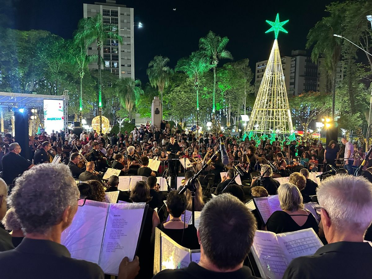 Prefeito Chico abre programação de Natal com acendimento das luzes na Praça Comendador Müller