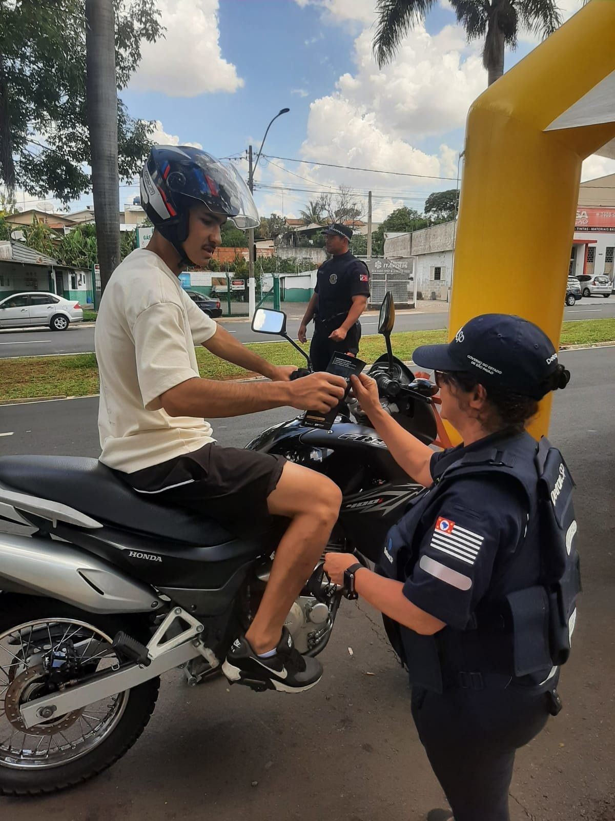 Prefeitura e Detran promovem ação de conscientização com motociclistas na Avenida Abdo Najar