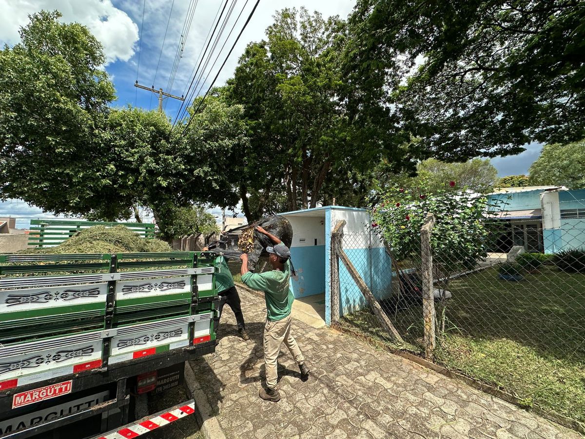Escolas municipais de Americana recebem corte de grama e roçagem