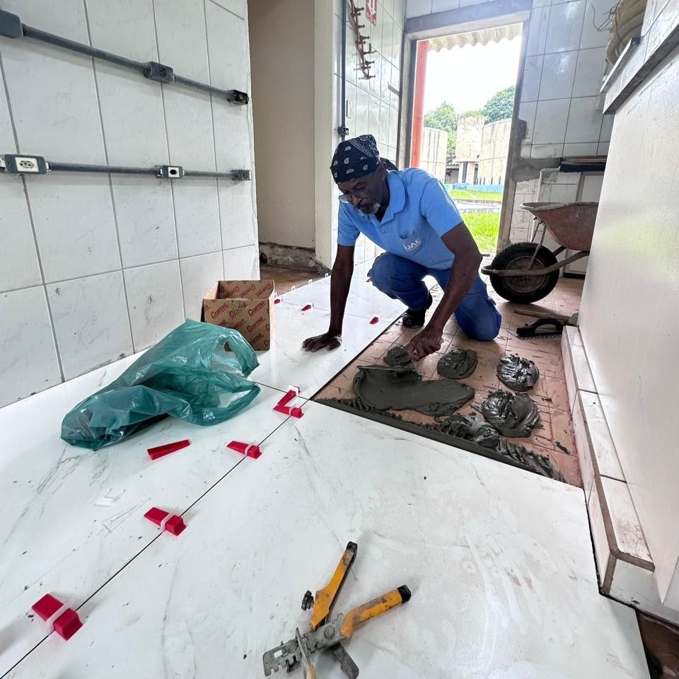 DAE inicia instalação do piso e avança em nova fase da reforma do laboratório central das ETEs