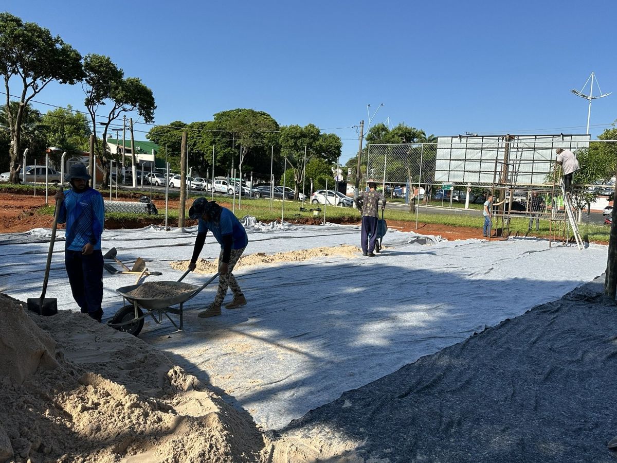Obras das quadras de areia avançam na Praça de Esportes do Jardim São Pedro