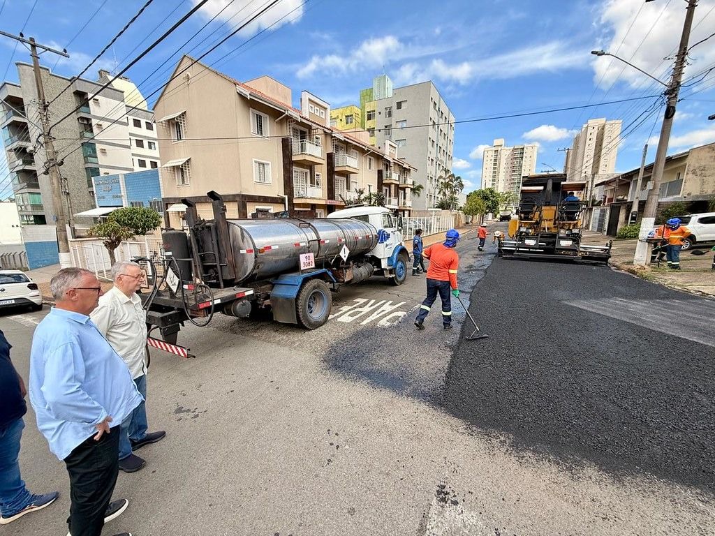 Prefeito Chico acompanha recapeamento da Rua Valentim Feltrin, no Boa Vista