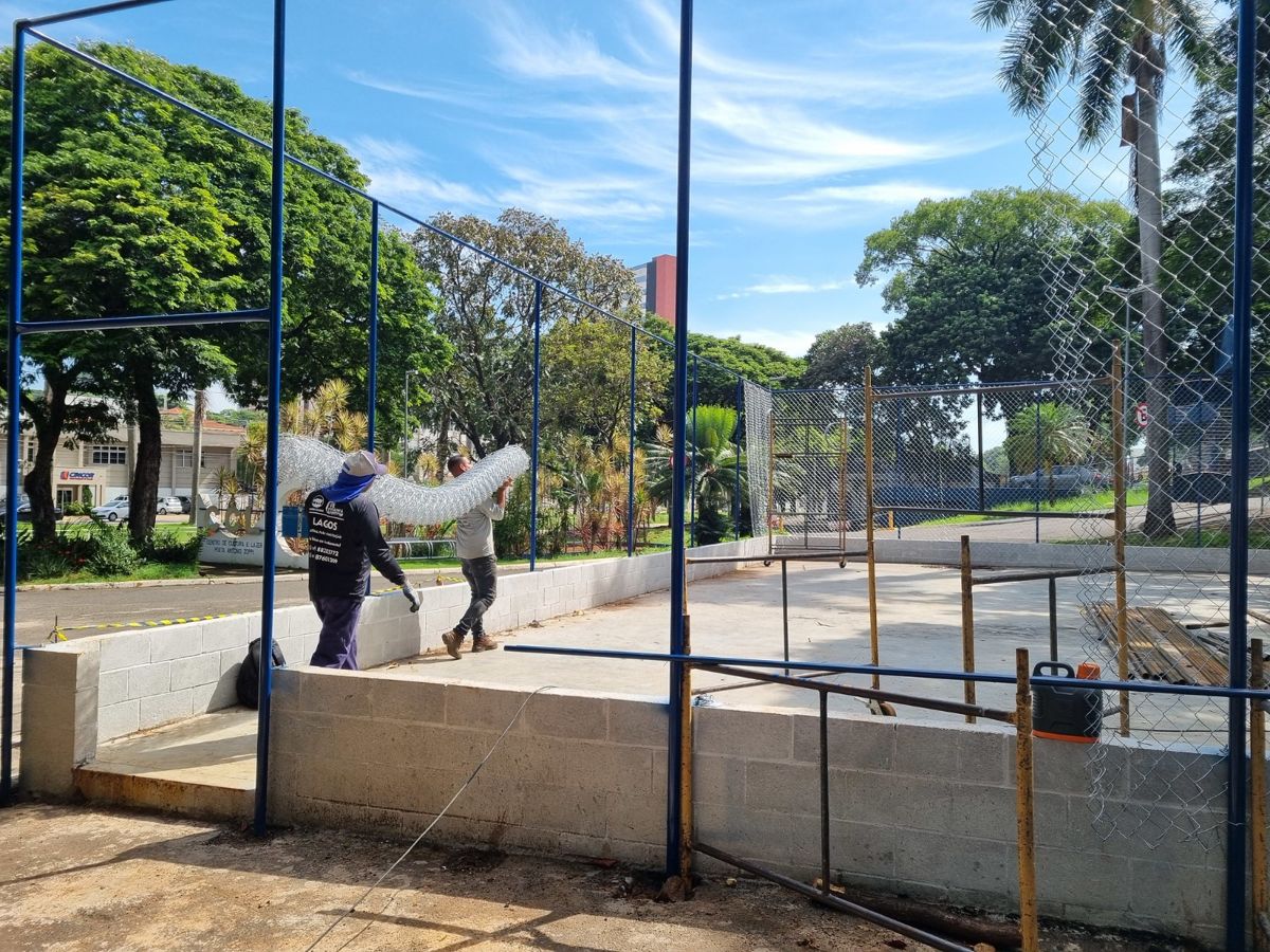 Instalação de alambrados na quadra de basquete 3x3 no CCL entra na fase final