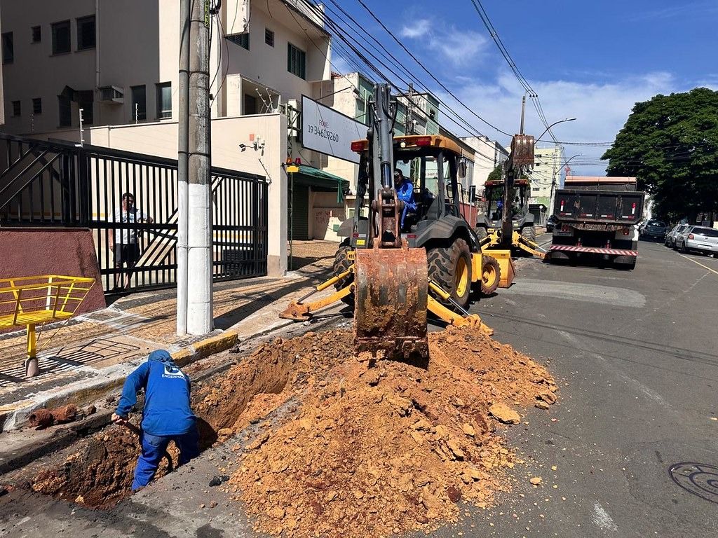 DAE troca rede antiga de água para melhorar abastecimento na Rua Álvaro Ribeiro