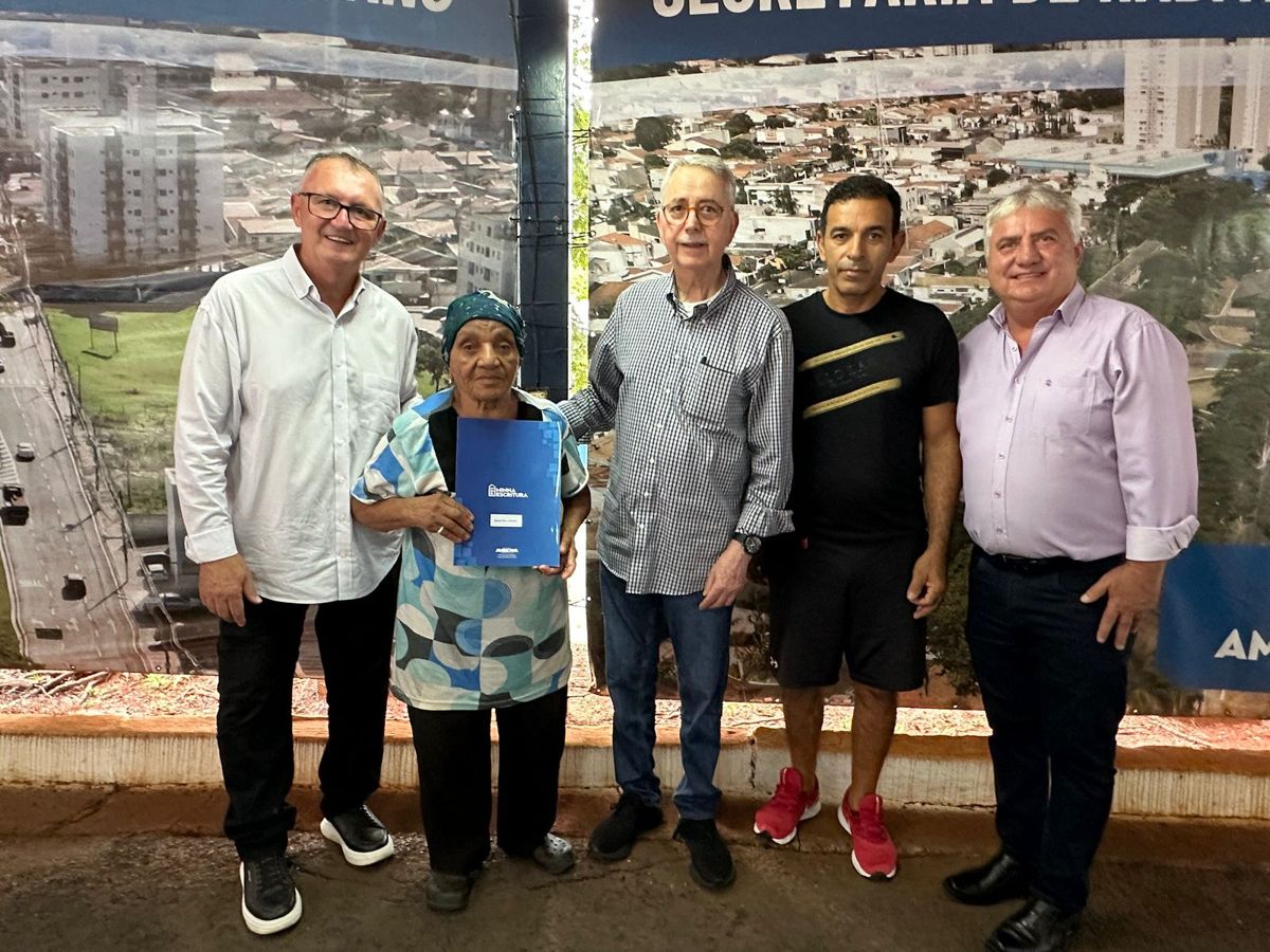 Prefeito Chico entrega escrituras de imóveis de interesse social para 82 famílias de Americana