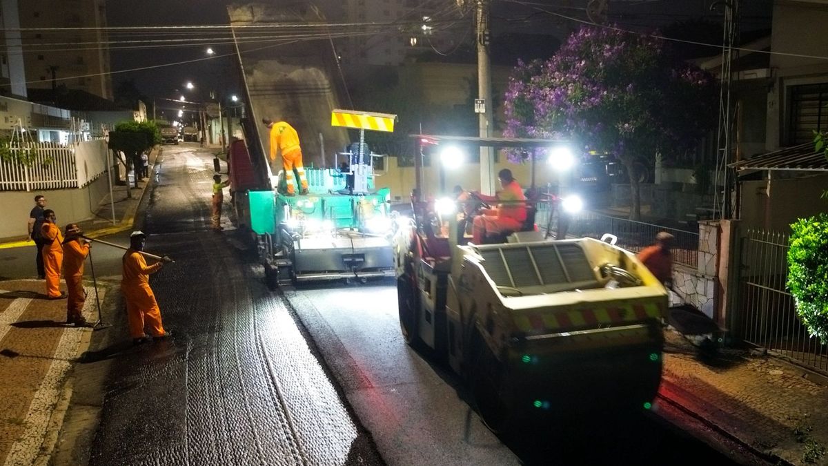 Recapeamento noturno no Centro avança com aplicação do novo asfalto