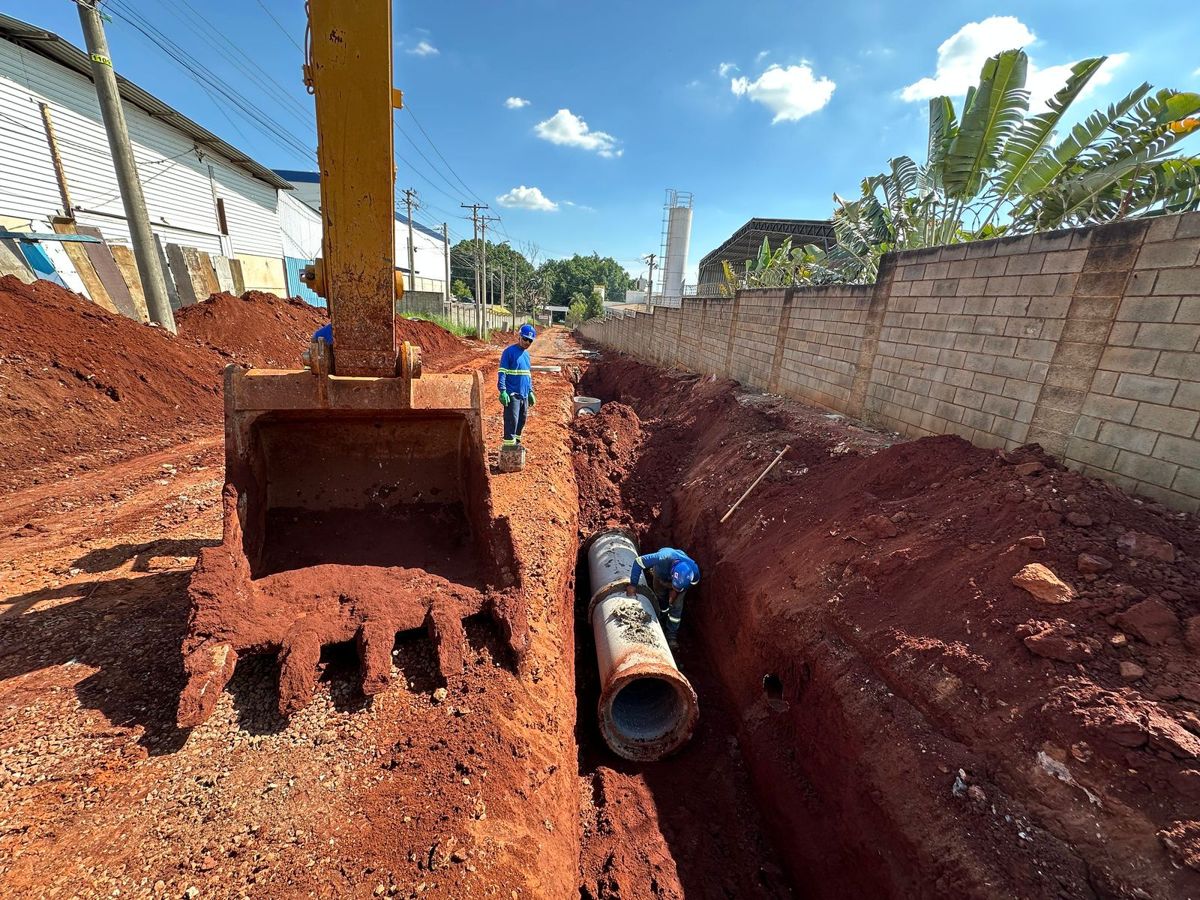 Prefeitura inicia obras de pavimentação da Rua Vênus com etapa de drenagem