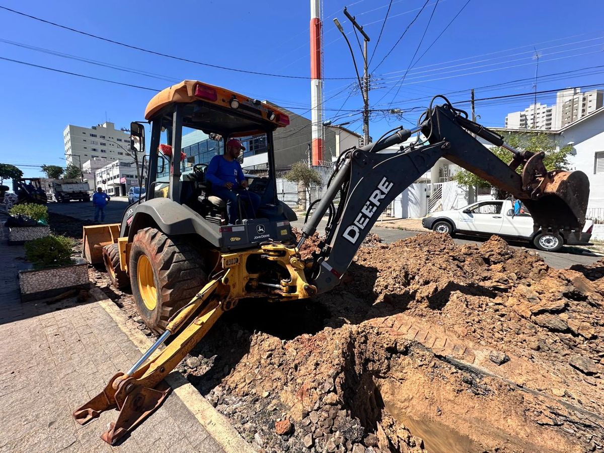 DAE realiza substituição de rede para melhorar abastecimento na Rua Álvaro Ribeiro