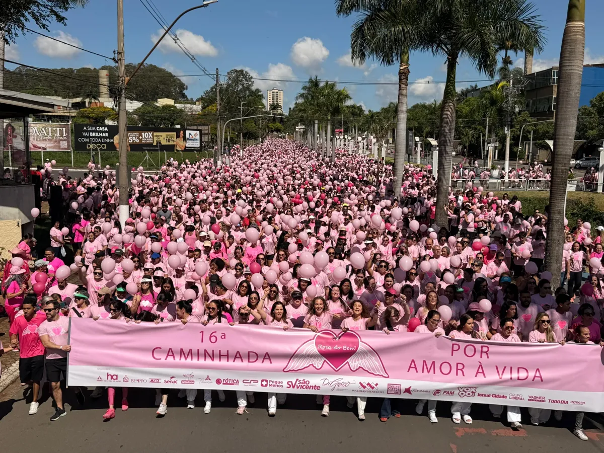 Neste ano, a caminhada ganhou um significado ainda mais especial ao integrar as comemorações dos 15 anos de atuação do Rosa do Bem.
