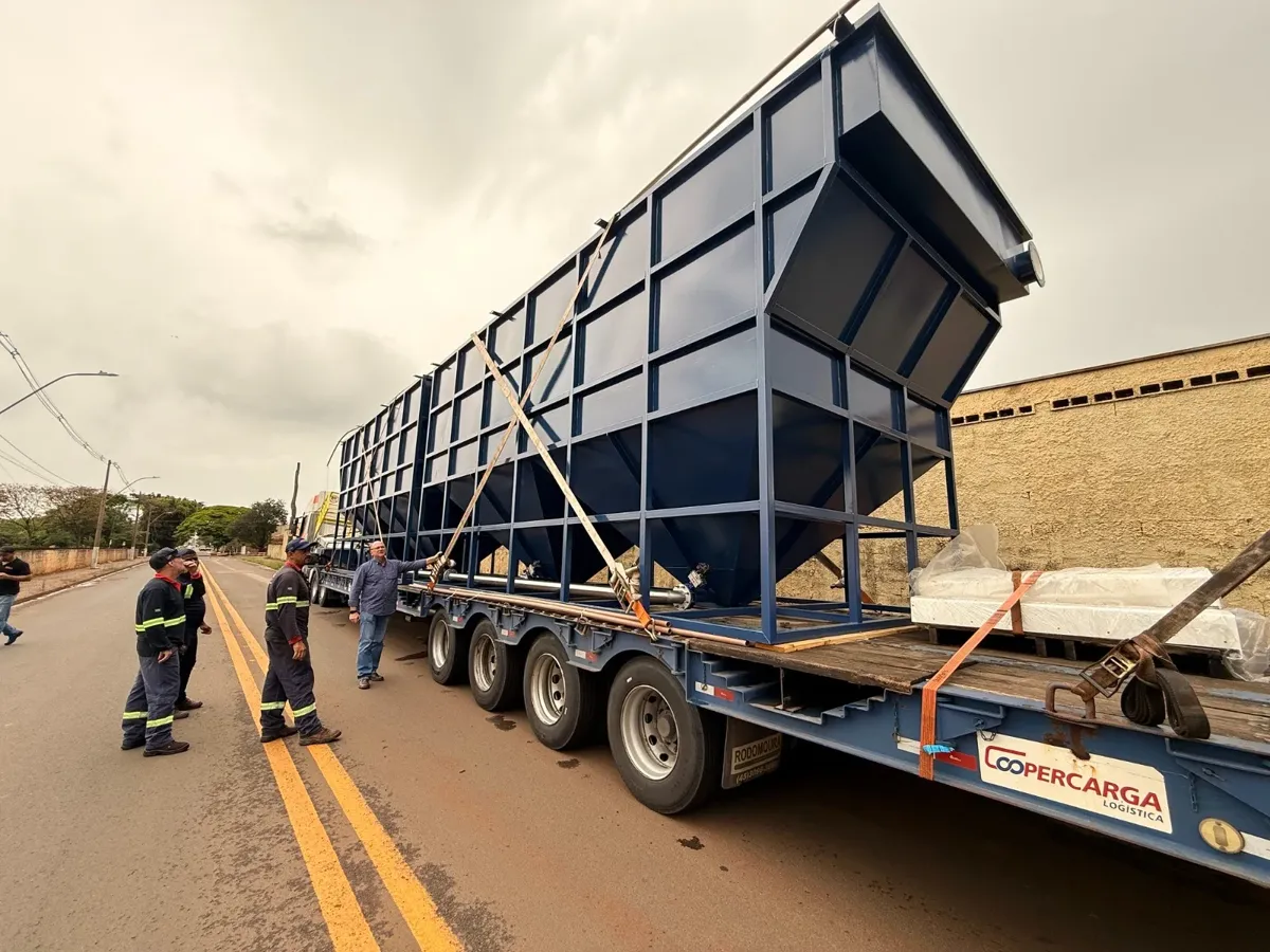 Equipamentos chegaram em um transporte especial e foram descarregados e posicionados com o auxílio de um guindaste