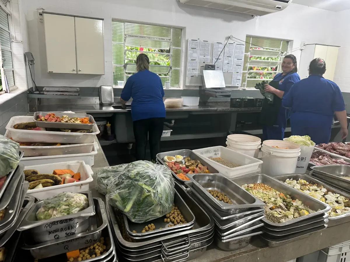 A rotina de alimentação começa às 6h, quando três cozinheiras iniciam o preparo das refeições.