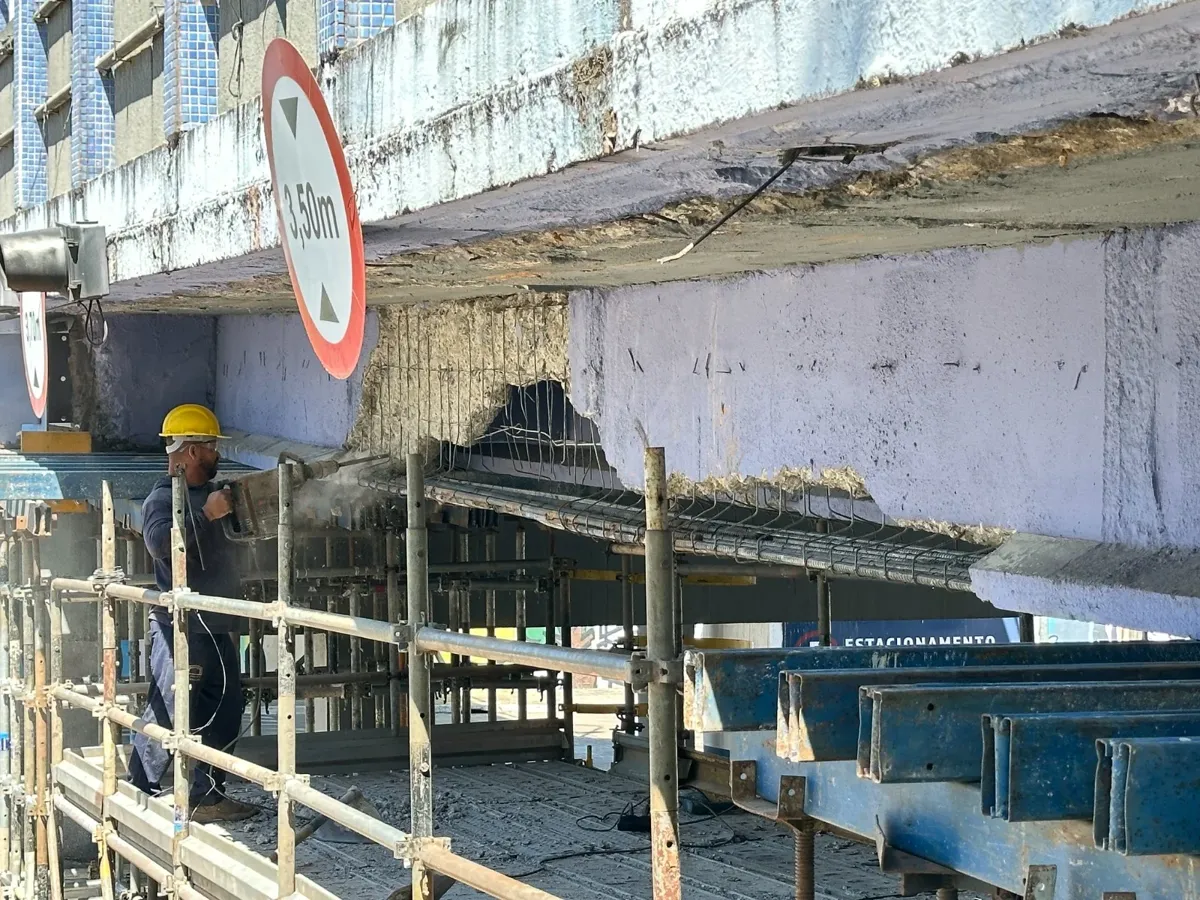 Durante os serviços, permanecem interditados o trecho no sentido Bairro-Centro e a parte inferior do viaduto